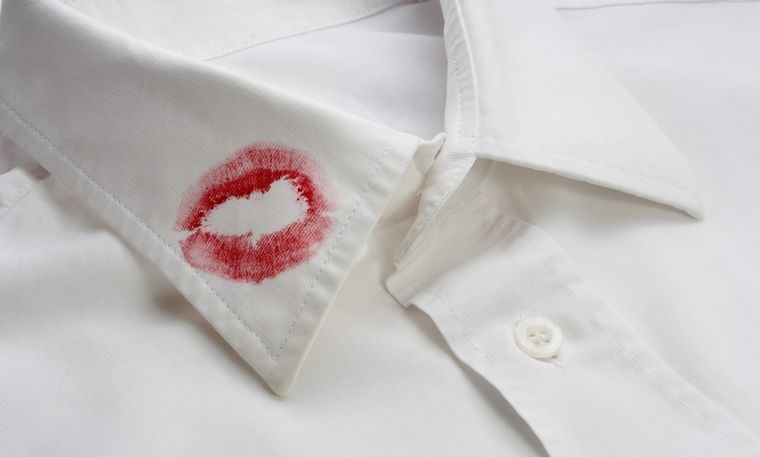 Elimina los rastros de maquillaje de la ropa con este sencillo truco Toma nota si quieres limpiar tu ropa de forma rápida y económica. Foto: Freepik