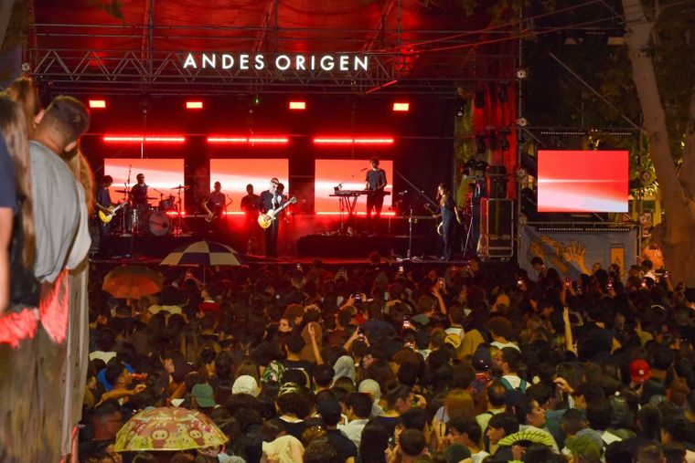 La Ciudad de Mendoza celebró la octava edición de la fiesta urbana de la avenida Arístides Villanueva.
