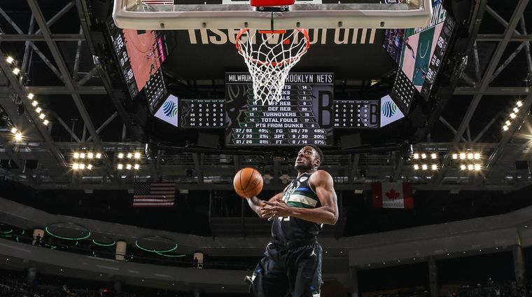 Volcada tremenda de Thanasis Antetokounmpo Foto: Milwaukee Bucks