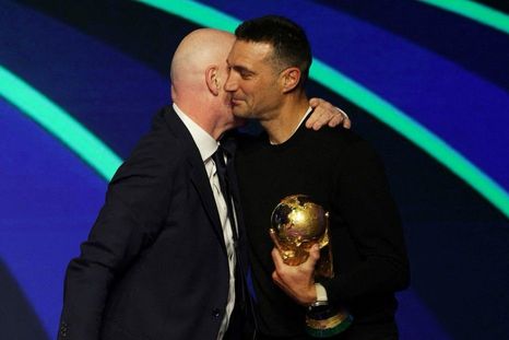 Justicia para Scaloni: Infantino lo invitó a levantar la Copa sin guantes, luego del blooper en la gala del sorteo. Justicia para Scaloni: Infantino lo invitó a levantar la Copa sin guantes, luego del blooper en la gala del sorteo.