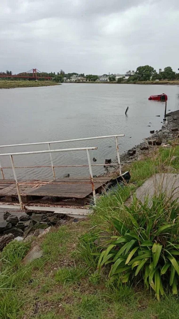 Una mujer murió tras caer al río en el auto en el que viajaba junto a su pareja e investigan si fue un femicidio Foto: NA