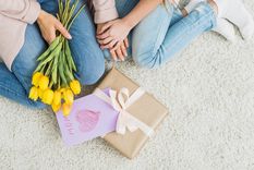 Las flores y los mensajes personalizados nunca fallan Foto: Freepik Las flores y los mensajes personalizados nunca fallan Foto: Freepik