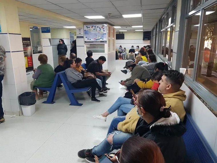 Las guardias en los hospitales tienen una mayor demanda producto de las enfermedades respiratorias como consecuencia de las bajas temperaturas. Foto: X de @leoguevara80