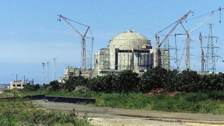 La planta de Jaraguá, que nunca se terminó de construir, estaría ubicada en la provincia de Cienfuegos. Foto: BBC