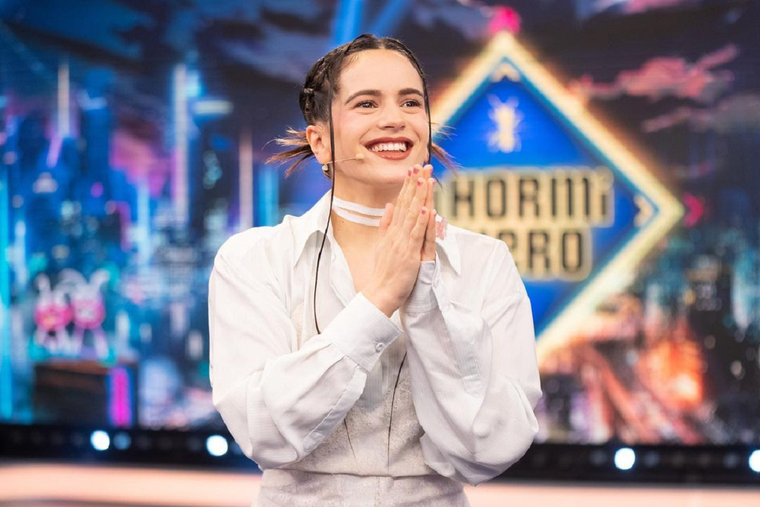 Rosalía habla de su vestido de novia para su boda con Rauw Alejandro Rosalía tiene tres discos de estudio Los Ámgeles, El mal querer y Motomami. Foto: Instagram @elhormiguero