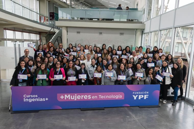 Las Ingenias + recibieron los diplomas de Fundación YPF Foto: Fundación YPF
