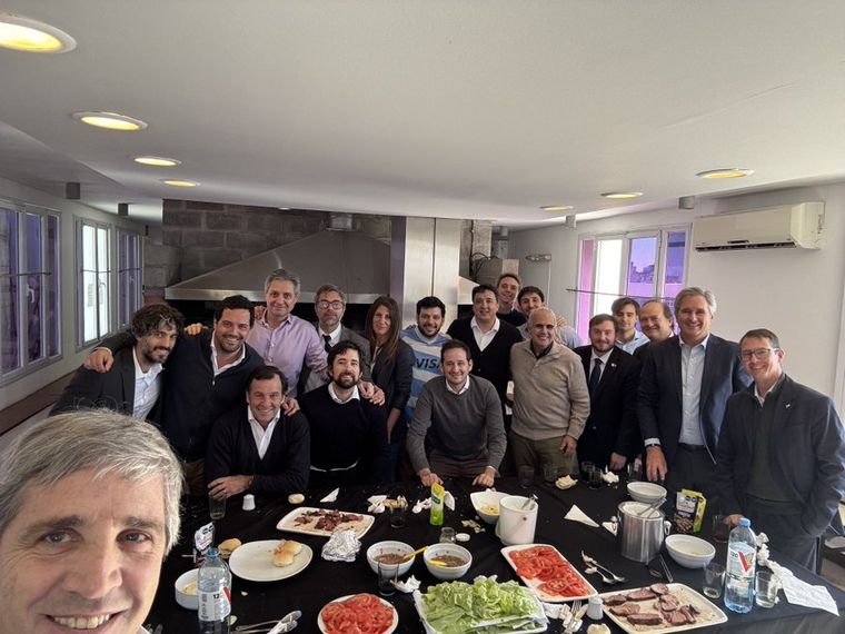 Luis Caputo despidió a los funcionarios eyectados de Economía