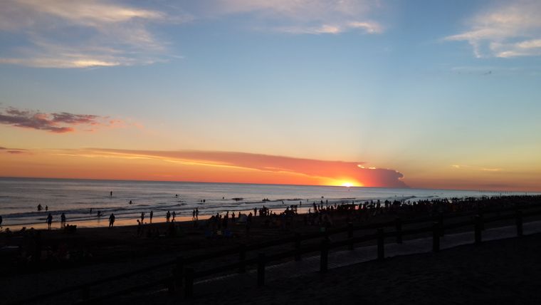 El pueblo de Monte Hermoso se distingue por sus playas amplias y el sol cayendo sobre el mar. El pueblo de Monte Hermoso se distingue por sus playas amplias y el sol cayendo sobre el mar.