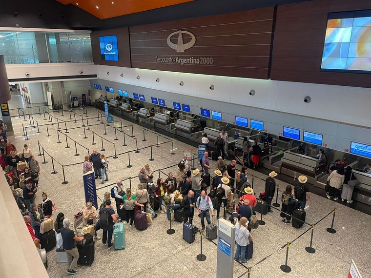 Largas filas en el aeropuerto por la cancelación de distintos vuelos. Foto: Archivo MDZ