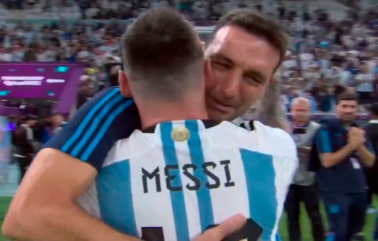 Scaloni - Messi El capitán de la Selección abrazó al entrenador y le murmuró unas palabras que lo emocionaron.