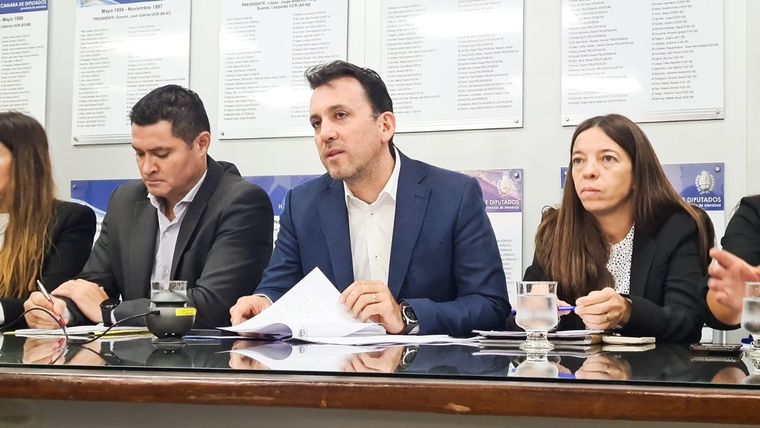 El ministro de Educación expuso ante la Legislatura los nuevos proyectos de ley vinculados a educación Foto: Prensa Ministerio de Educación