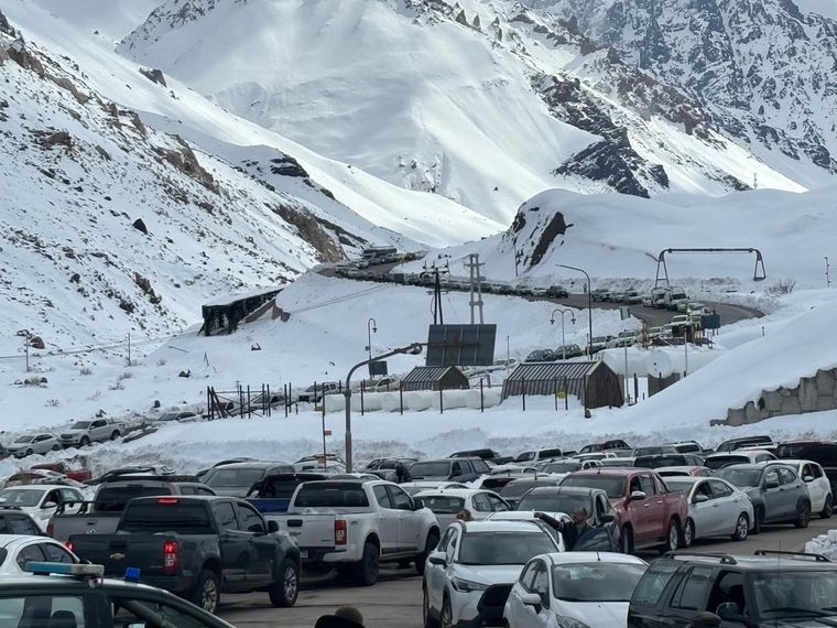 Largas filas de autos en el Paso hacia Chile Foto: Gendarmería