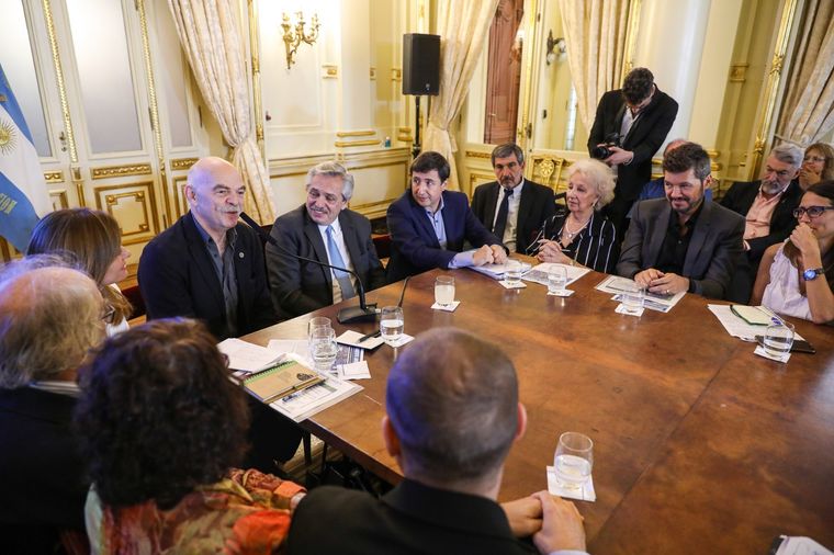 El escritor y periodista Martín Caparrós, habla en la mesa de famosos junto al presidente Alberto Fernández.