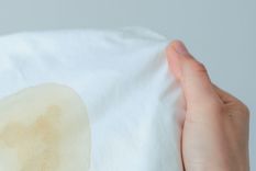 Sigue estos pasos para quitar las manchas de aceite de la ropa Foto: Shutterstock