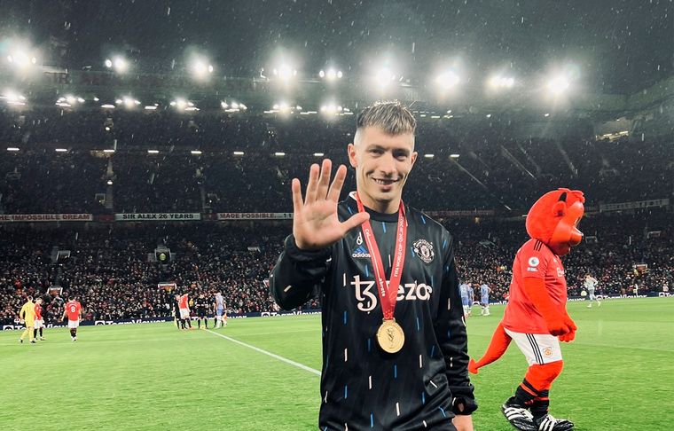 Lisandro Martínez El defensor argentino se llevó una increíble ovación en Old Trafford. Foto: Manchester United