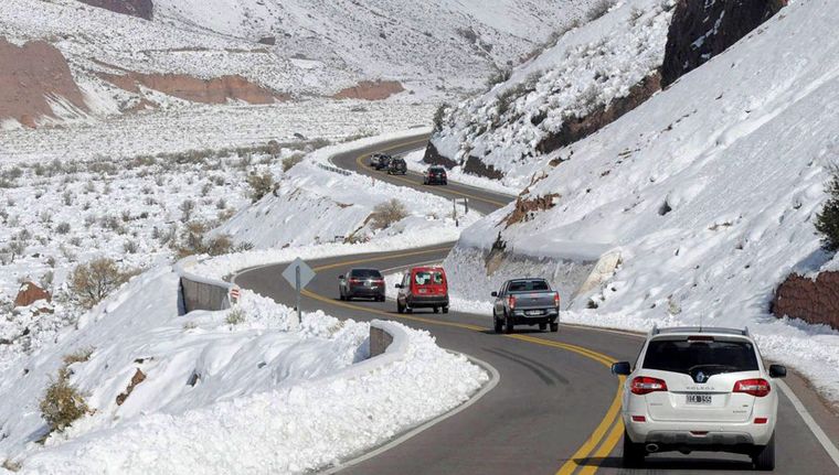 El Servicio Meteorológico Nacional emitió alertas por viento y nevadas en sectores de Mendoza.