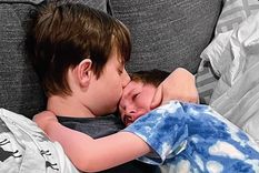 Ian consoló a su hermano menor y la foto se hizo viral.