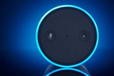 Foto: GETTY IMAGES. El altavoz inteligente de Amazon Echo funciona con el asistente de voz Alexa.