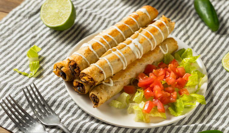 Aunque la receta original se prepara con pollo, existen variaciones con papa, carne deshebrada o incluso frijoles, lo que demuestra la creatividad y adaptabilidad de la cocina mexicana.