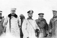 Oficiales alemanes y británicos reunidos en una zona conocida como la tierra de nadie en la navidad de 1914. Foto: MIRRORPIX VIA GETTY IMAGES