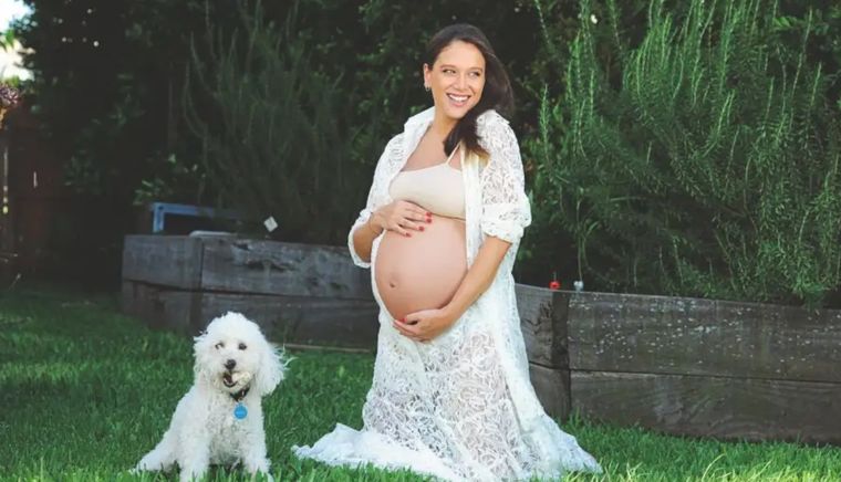 Barbie Vélez. Festejó con sus amigas a la espera de Salvador.