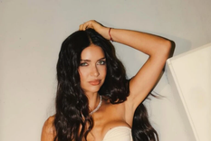 La modelo eligió una silueta sirena que redefinió la elegancia de alfombra roja.