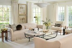 El minimalismo cálido es una tendencia en la decoración que combina la simplicidad con elementos que aportan calidez y confort a los espacios. Créditos: Bess Lovern Designs.