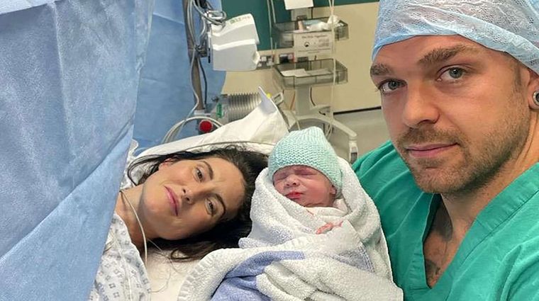 Lois Walker con su esposo, que sostiene a su tercer hijo Foto: New York Post