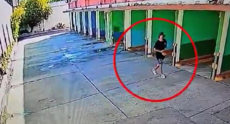 Las cámaras de seguridad captaron el momento en que el femicida huyó por un estacionamiento Foto: Captura de video