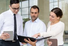 Mientras los mercados celebran y los dólares fluyen con más libertad, hay una variable que sigue rota: el empleo. Foto: Freepik
