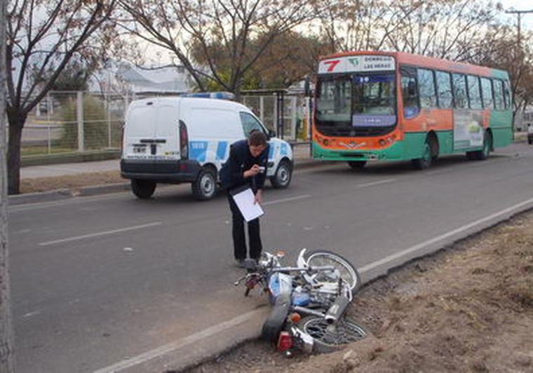 El accidente ocurrió en el Acceso Sur frente al Wal-Mart. Foto: Mdz