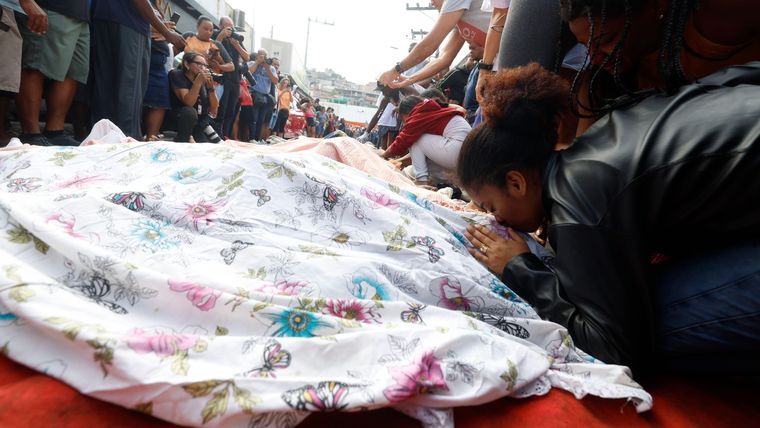 Familiares despidieron este miércoles a sus seres queridos muertos en el megaoperativo policial contra el grupo narco.