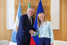 Alberto Fernández se reunió con Giorgia Meloni durante la cumbre de la Unión Europea y la CELAC. El presidente sigue sumando fotos con mandatarios internacionales y alejándose de los eventos en su país. Foto: Telam