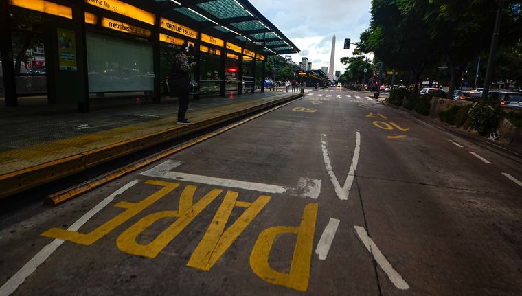 Metrobús desierto en plena Avenida 9 de Julio. Foto: Juan Mateo Aberastain/MDZ