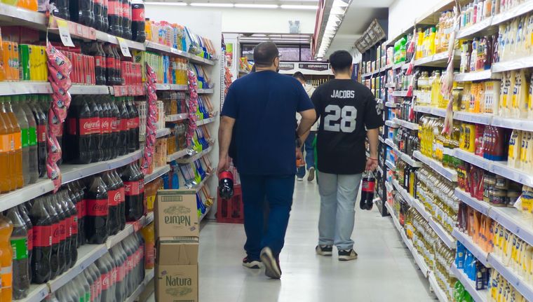 Los productos frescos y de almacén mostraron una baja en los supermercados. Foto: Santiago Tagua/MDZ