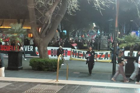 Hinchas de River esperan ver a sus ídolos antes del partido contra Unión. Hinchas de River esperan ver a sus ídolos antes del partido contra Unión.