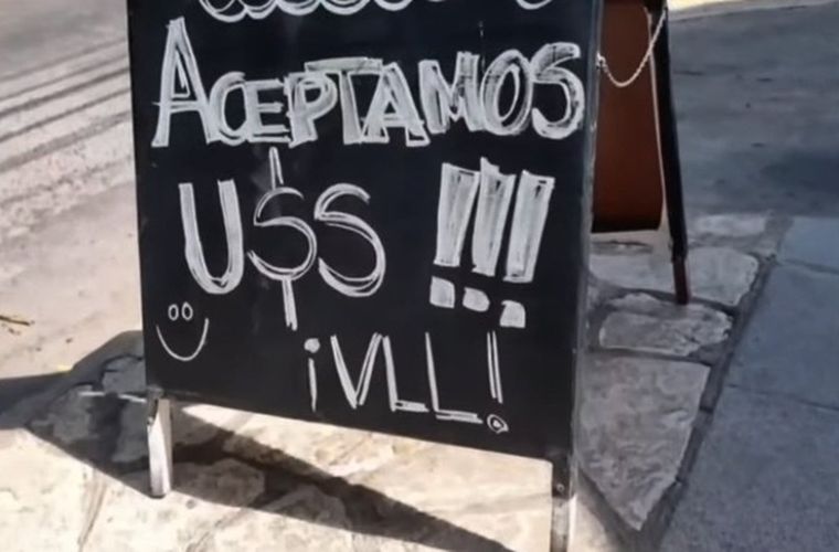 El carnicero dolarizado celebró las medidas del Gobierno que permitirán poner precios en ambas monedas. Foto: X