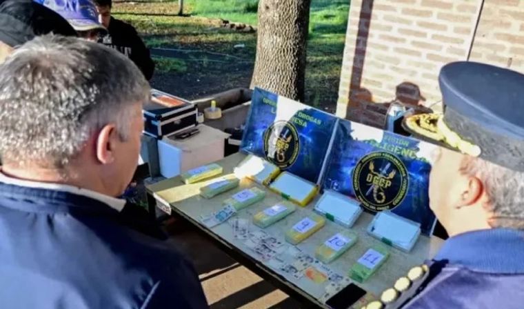 Los efectivos hallaron 12 paquetes encintados escondidos entre las piernas de las detenidas. Los efectivos hallaron 12 paquetes encintados escondidos entre las piernas de las detenidas.