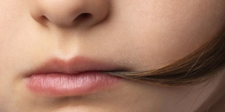 Morderse el pelo es una acción que guarda un significado psicológico, según la IA. Morderse el pelo es una acción que guarda un significado psicológico, según la IA. 