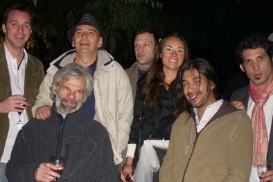 MDZol | Los artistas de la noche: Alberto Thormann, Martín Villalonga, Gustavo Coppoletta, Flor Aise, Rodrigo Scalzi y Nicolás Godoy. Con ellos, el marchand y periodista, Fernando Flaco Gabrielli. Foto: MDZ