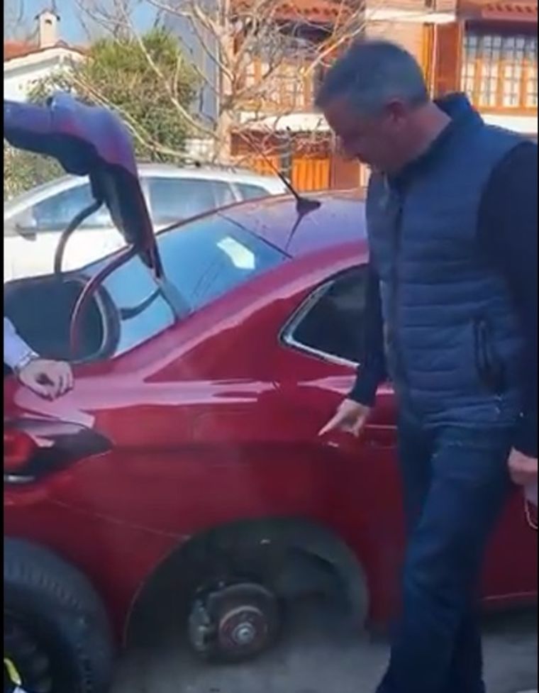 A Monzó le robaron la rueda del auto cuando estaba en una reunión