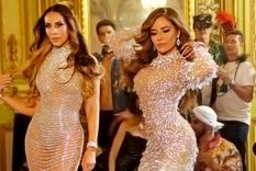 gloria trevi besa en la boca a monica naranjo en pleno concierto