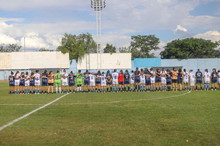 Las chicas de la Lepra y el Tomba, unidas tras una nueva suspensión de la final de la Liga Mendocina. 
