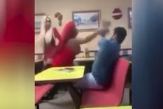 El momento en que una de las mujeres trans comenzó a arrojar trompadas a los hombres que las hostigaban