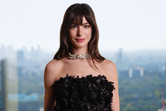 Este fue el increíble encuentro de Anne Hathaway y Salma Hayek en la MET Gala.