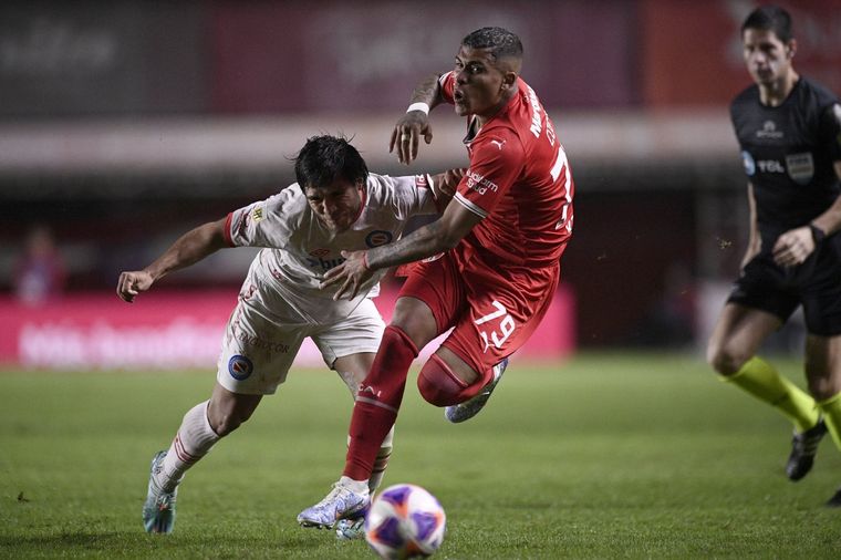 El partido tuvo una gran intensidad, principalmente en el segundo tiempo. Foto: @Independiente