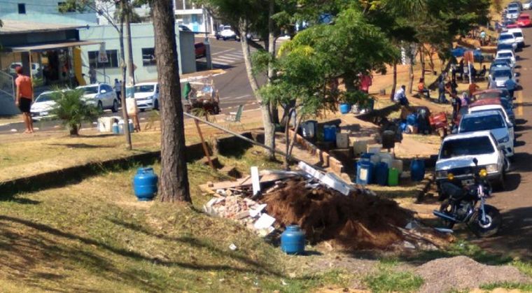 Cientos de paseros se ubican a diario en la zona de la frontera para vender combustible argentino. Foto: Alejandro Spivak