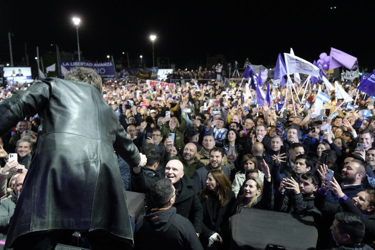 El saludo de Javier Milei a José Luis Espert durante el acto de La Libertad Avanza en Moreno. El saludo de Javier Milei a José Luis Espert durante el acto de La Libertad Avanza en Moreno.