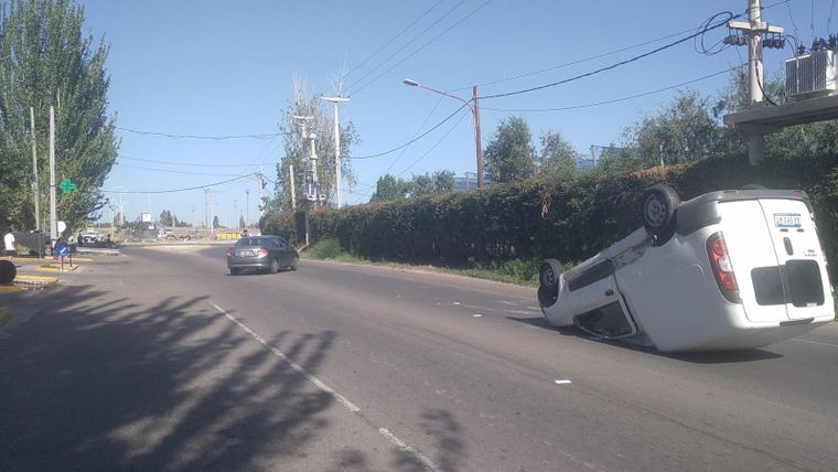 Una camioneta quedó volcada en calle Araoz.&nbsp;&nbsp;