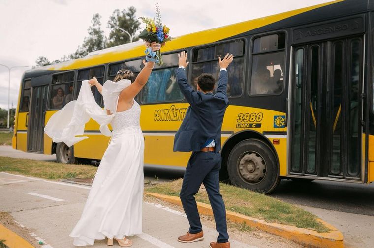 Martina y Mariano, una pareja de Santa Fe, se trasladaron en un colectivo para llegar hasta el salón donde se llevó a cabo la fiesta del casamiento. 